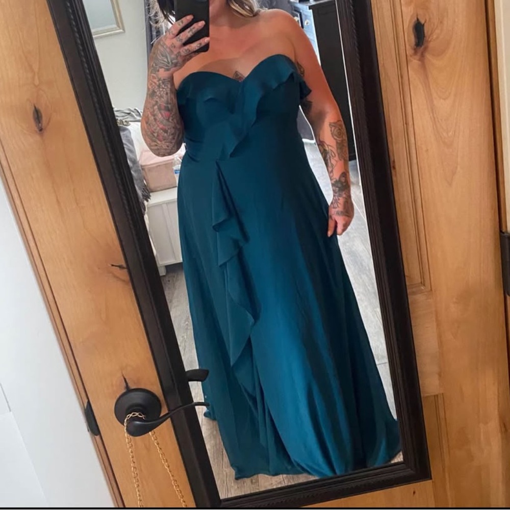 JJs house bridesmaids dress color peacock (teal) 
Size 16